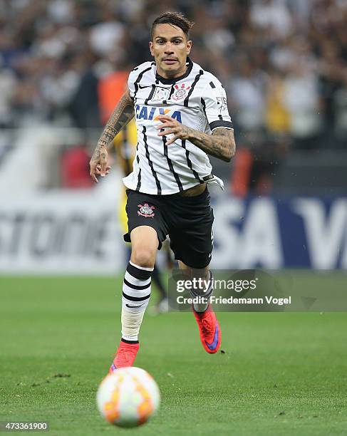 Guerrero of Corinthians runs with the ball during a match between Corinthians and Guarani as part of round of sixteen of Copa Bridgestone...