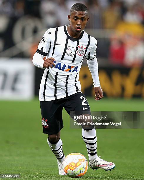 Malcom of Corinthians runs with the ball during a match between Corinthians and Guarani as part of round of sixteen of Copa Bridgestone Libertadores...