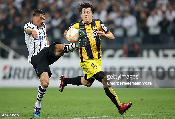 Ralf of Corinthians fights for the ball with Federico Santander of Guarani during a match between between Corinthians and Guarani as part of round of...