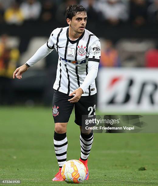 Fagner of Corinthians runs with the ball during a match between Corinthians and Guarani as part of round of sixteen of Copa Bridgestone Libertadores...