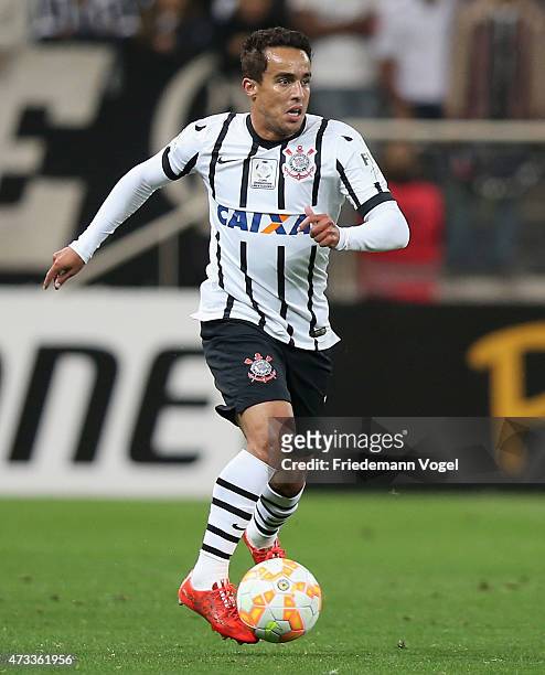 Jadson of Corinthians runs with the ball during a match between Corinthians and Guarani as part of round of sixteen of Copa Bridgestone Libertadores...