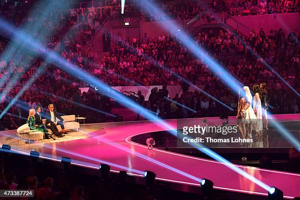 Jurors Heidi Klum, Thomas Hayo and Wolfgang Joop speak to the models Vanessa, Katharina, Anuthida and Ajsa during the final of the tv show 'Germany's...