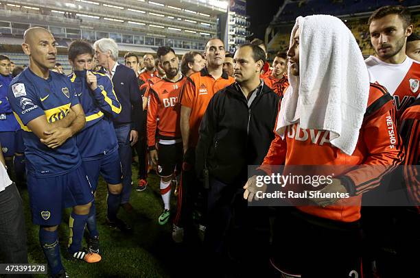 Daniel Diaz of Boca Juniors talks with Leonardo Ponzio of River Plate after a second leg match between Boca Juniors and River Plate is delayed due to...