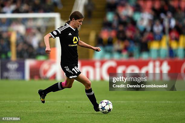 Kerstin Garefrekes of 1. FFC Frankfurt controls the ball during the UEFA Women's Champions League Final between 1. FFC Frankfurt and Paris St....