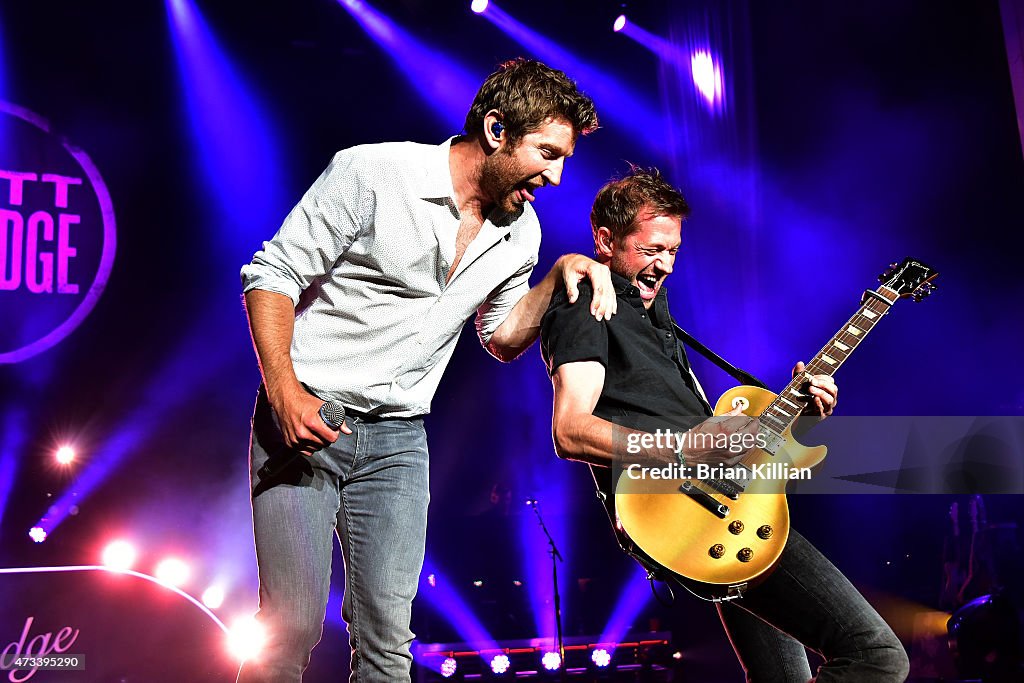 Singer Brett Eldredge and guitarist Greg Carrillo perform at the PNC ...