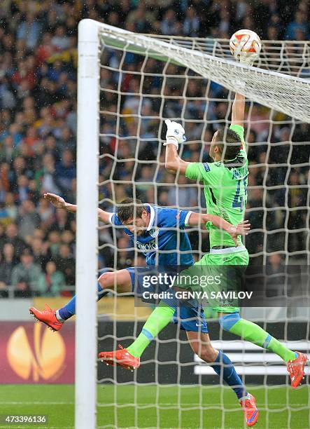 Dnipro's Yevhen Seleznyov vies with SSC Napoli'S Mariano Andújar in Kiev on May 14 during the UEFA Europa League semi-final second leg football match...