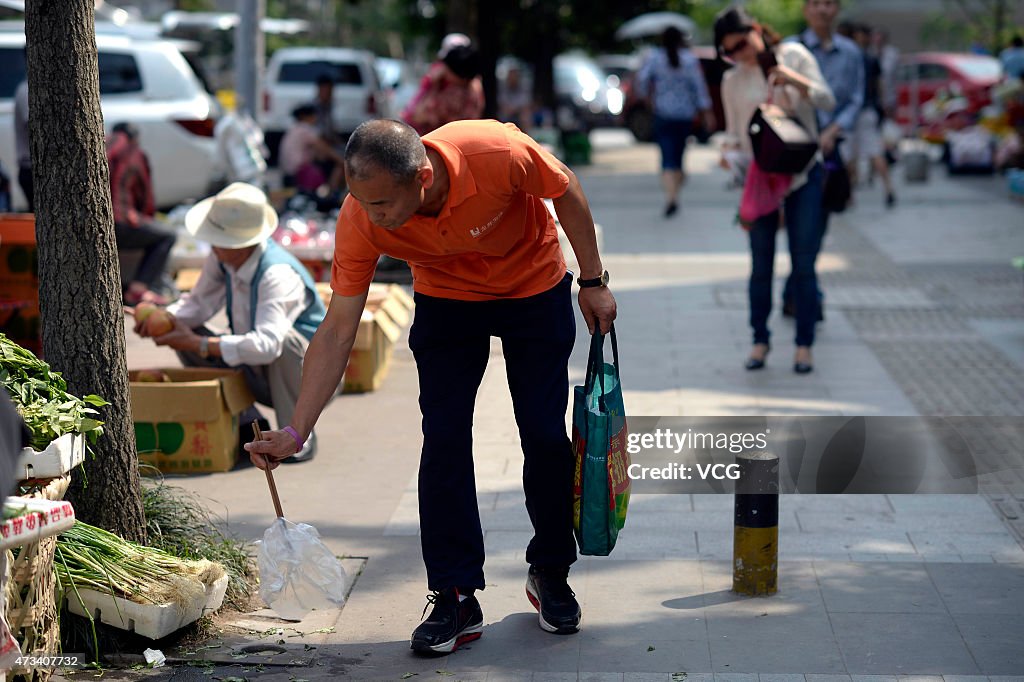 Billionaire Picks Up Trash In Chongqing