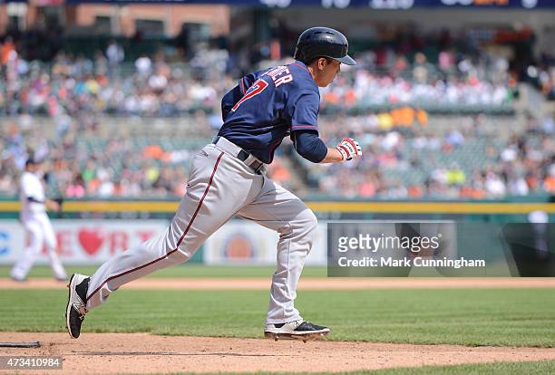 Doug Bernier of the Minnesota Twins runs to first base during the game against the Detroit Tigers at Comerica Park on May 14, 2015 in Detroit,...