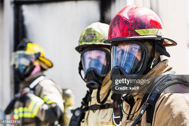 tres bomberos máscaras de oxígeno de las lentes - rescue worker fotografías e imágenes de stock