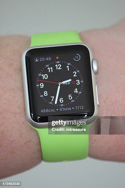 imagem da apple ver desporto modelo, verde strap, face do relógio analógico - analog clock imagens e fotografias de stock