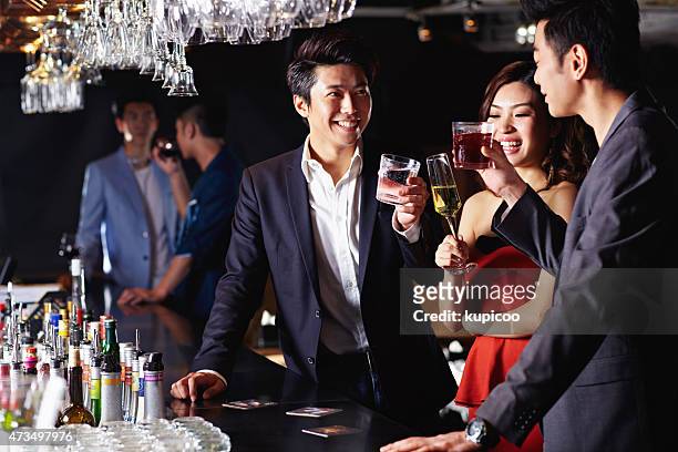 couples night out - elegant cocktail party stockfoto's en -beelden