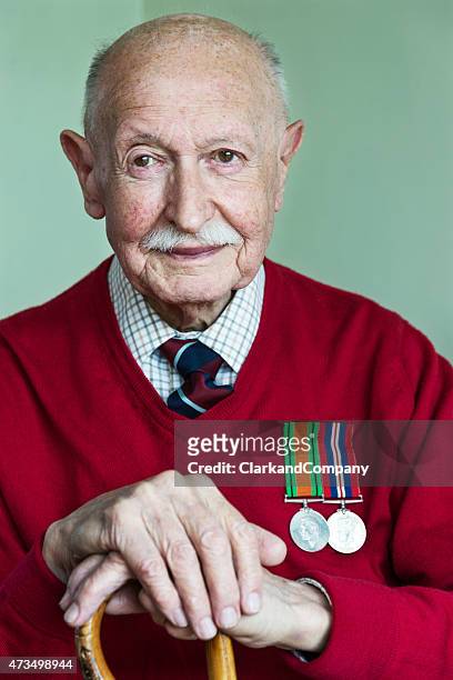 porträt von eine 90-jährige world war 2 veteran. - respect awards inside stock-fotos und bilder