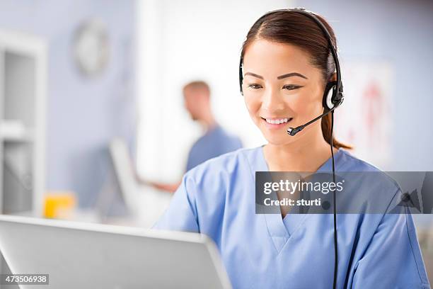 medizinische telefon hilfe - customer service telefon stock-fotos und bilder