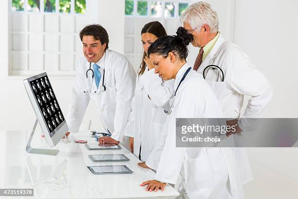 i giovani medici guardando la tac immagine sul monitor - tumore pancreas foto e immagini stock