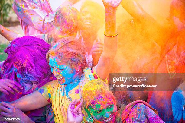 amici festeggiare holi festival in india - holi festival and indian person foto e immagini stock