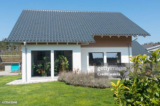 hause mit garten meadow - einfamilienhaus deutschland stock-fotos und bilder