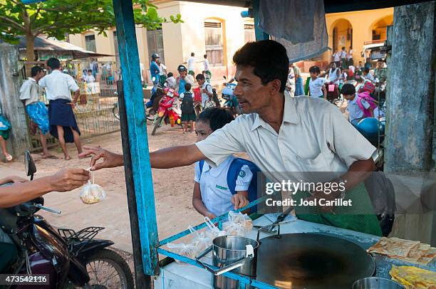 snack food after school in mawlamyine, myanmar - outdoor concession stand stock pictures, royalty-free photos & images