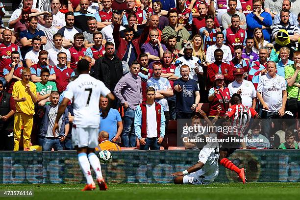 Sadio Mane of Southampton scores his second goal during the Barclays Premier League match between Southampton and Aston Villa at St Mary's Stadium on...