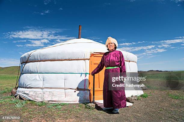 mongolo donna in costume nazionale in piedi accanto a ger - mongolo foto e immagini stock