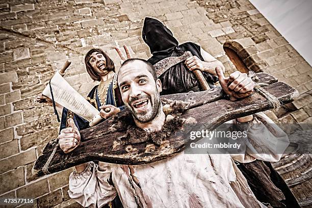 lustiger mittelalterlichen öffentlichen beheading - guillotine stock-fotos und bilder
