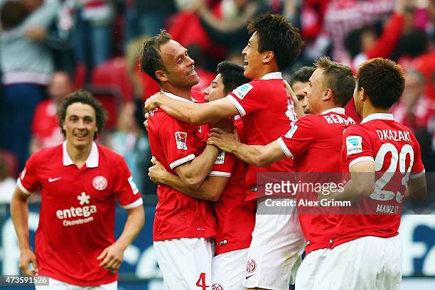 Ja-Cheol Koo of Mainz celebrates his team's first goal with team mates during the Bundesliga match between 1. FSV Mainz 05 and 1. FC Koeln at Coface...