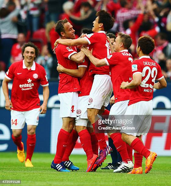 Ja-Cheol Koo of Mainz celebrates his team's first goal with team mates during the Bundesliga match between 1. FSV Mainz 05 and 1. FC Koeln at Coface...