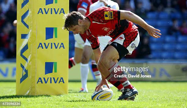 Nic Reynolds of London Welsh scores a try against Saracens during the Aviva Premiership match between London Welsh and Saracens at Kassam Stadium on...