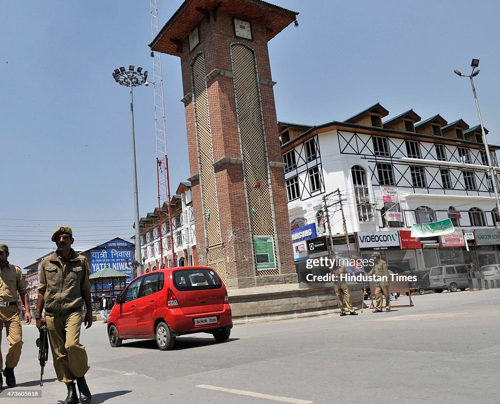 Policemen Stand Guard At Lal Chowk, Youth For Nation Activists To Hoist National Flag In Srinagar