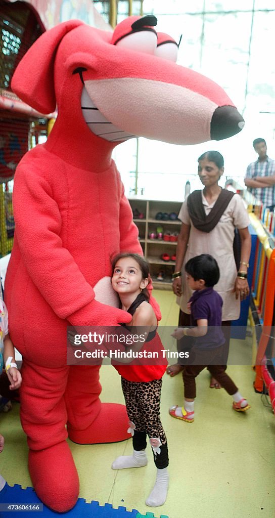 Nickelodeon Cartoon Characters Interact With Kids In Mumbai