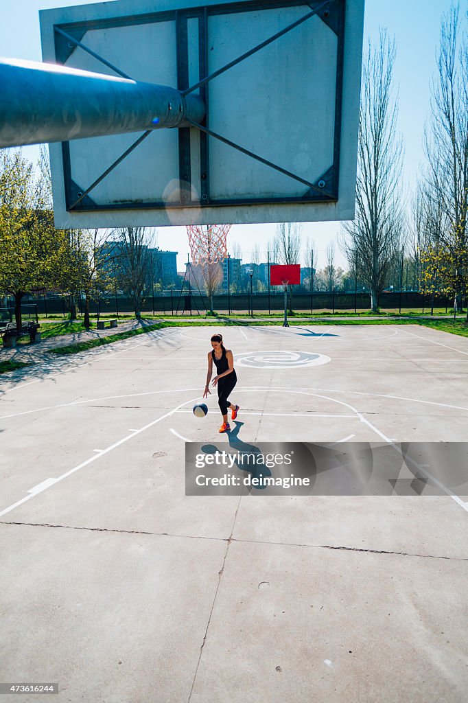 Frau Sport training im basketball-Platz