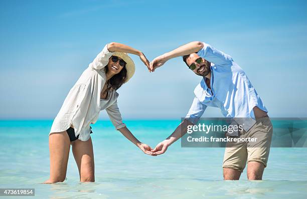 happiness couple at the seaside - valentines day holiday 個照片及圖片檔