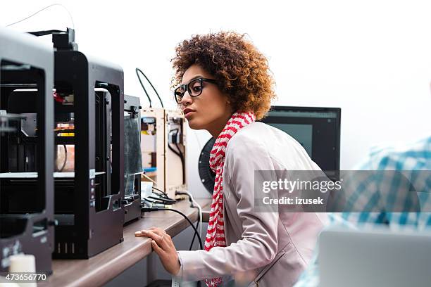 afro amerikanische frau in 3d drucker im büro - 3d printer female stock-fotos und bilder