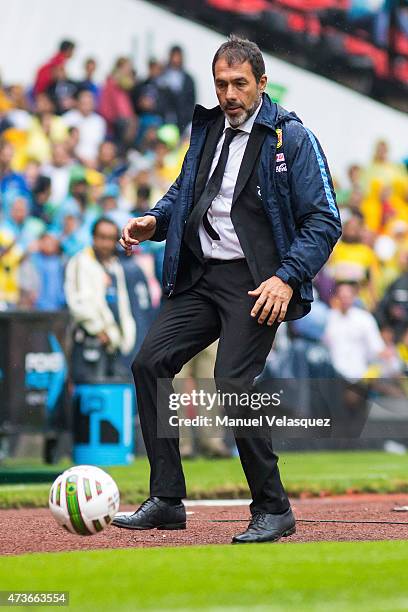 Gustavo Matosas coach of America controls the ball during a quarterfinal second leg match between America and Pachuca as part of Clausura 2015 Liga...