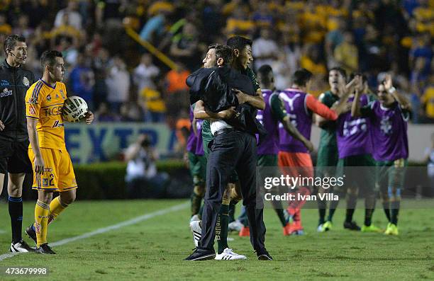 Pedro Caixinha coach of Santos celebrates with Sergio Ceballos of Santos after a quarterfinal second leg match between Tigres UANL and Santos Laguna...