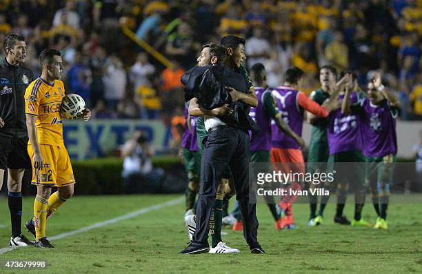 Pedro Caixinha coach of Santos celebrates with Sergio Ceballos of Santos after a quarterfinal second leg match between Tigres UANL and Santos Laguna...
