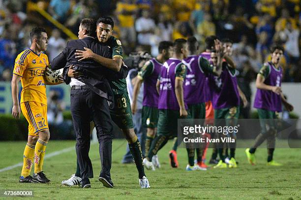 Pedro Caixinha coach of Santos celebrates with Sergio Ceballos of Santos after a quarterfinal second leg match between Tigres UANL and Santos Laguna...