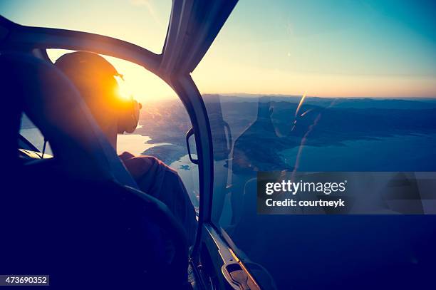 vuelo en helicóptero al lago mead en arizona. - aerospace fotografías e imágenes de stock