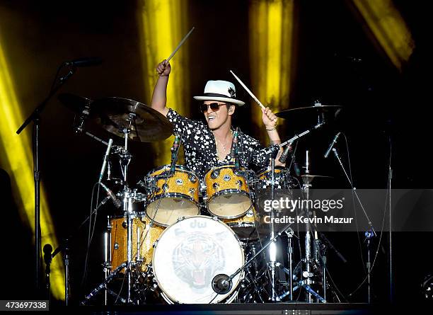 Musician Bruno Mars performs onstage during Rock in Rio USA at the MGM Resorts Festival Grounds on May 16, 2015 in Las Vegas, Nevada.