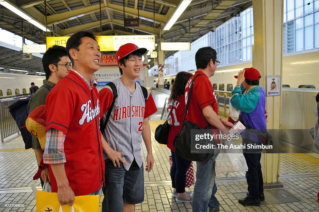 Special Hiroshima Carp Supporter Train Attracts Fans