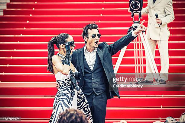 casal de celebridades no tapete vermelho em cannes - best actor - fotografias e filmes do acervo