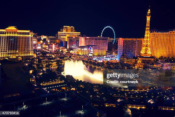 las vegas strip at night with bellagio fountain. - the mirage las vegas stock pictures, royalty-free photos & images