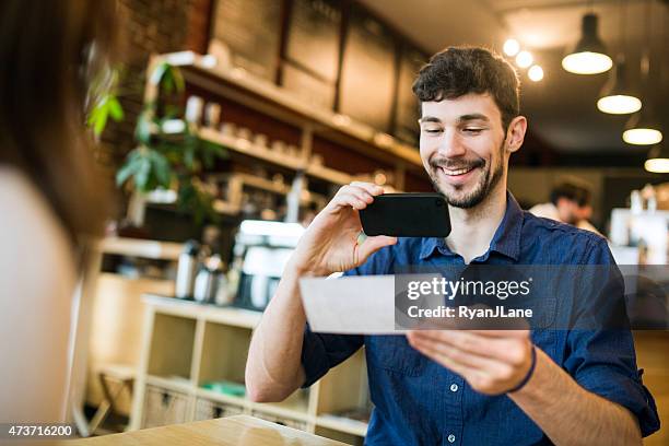 l'acompte de capture à café avec télécommande - chèque photos et images de collection