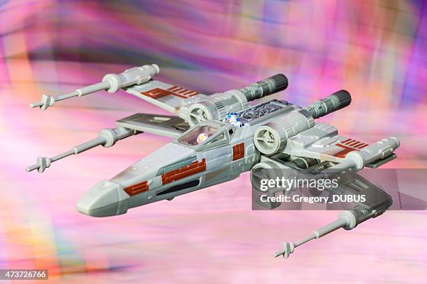 x-wing starfighter spaceship toy from star wars saga movie - lego star wars stockfoto's en -beelden