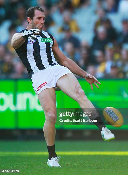 Travis Cloke of the Magpies kicks a goal during the round seven AFL match between the Richmond Tigers and the Collingwood Magpies at the Melbourne...