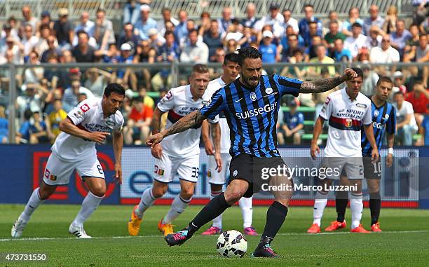 Mauricio Pinilla of Atalanta BC cscores the opening goal from the penalty spot during the Serie A match between Atalanta BC and Genoa CFC at Stadio...
