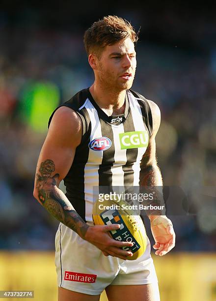 Jamie Elliott of the Magpies kicks for goal during the round seven AFL match between the Richmond Tigers and the Collingwood Magpies at the Melbourne...