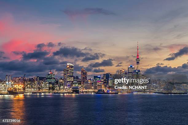auckland city with dramatic sunset sky - auckland stockfoto's en -beelden