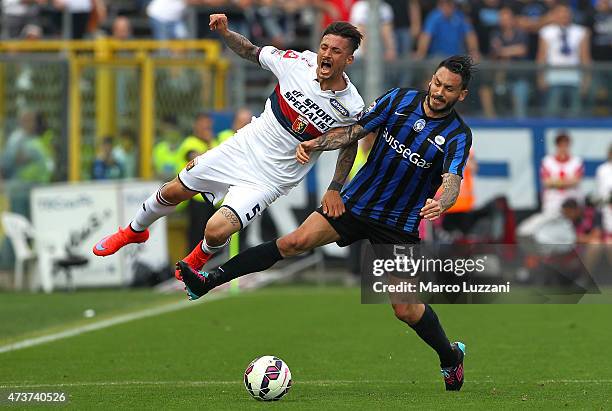 Armando Izzo of Genoa CFC clashes with Mauricio Pinilla of Atalanta BC during the Serie A match between Atalanta BC and Genoa CFC at Stadio Atleti...