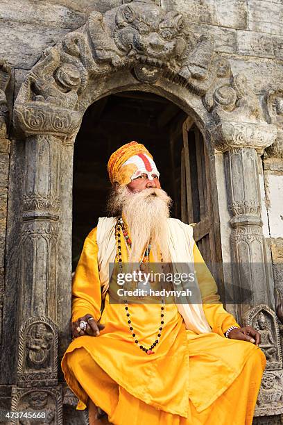 indian sadhu-indianer holyman sitzt im tempel - varanasi stock-fotos und bilder