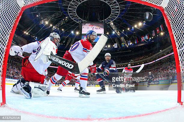 Nick Bonino of USA scores the opening goal during the 2015 IIHF Ice Hockey World Championship bronze medal game between Czech Republic and USA at the...